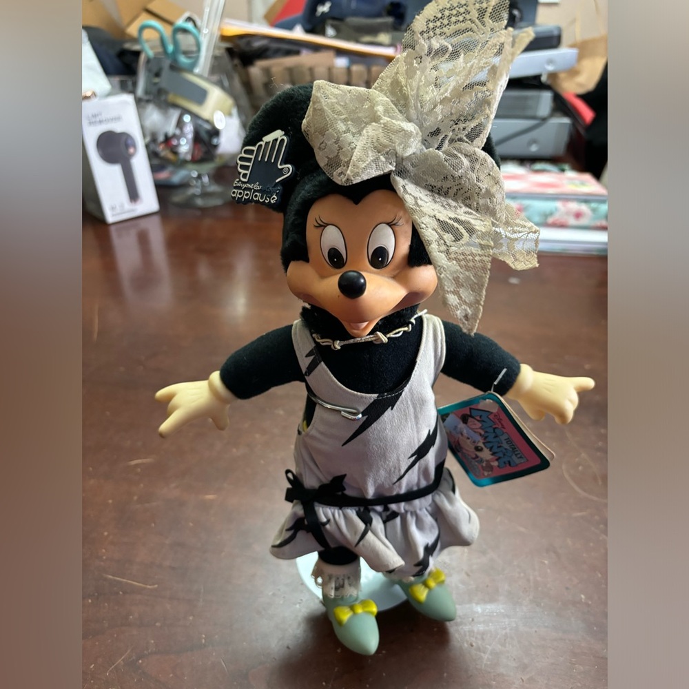 Vintage 1986 totally Minnie with tag and stand dusty but was a display‎ piece
